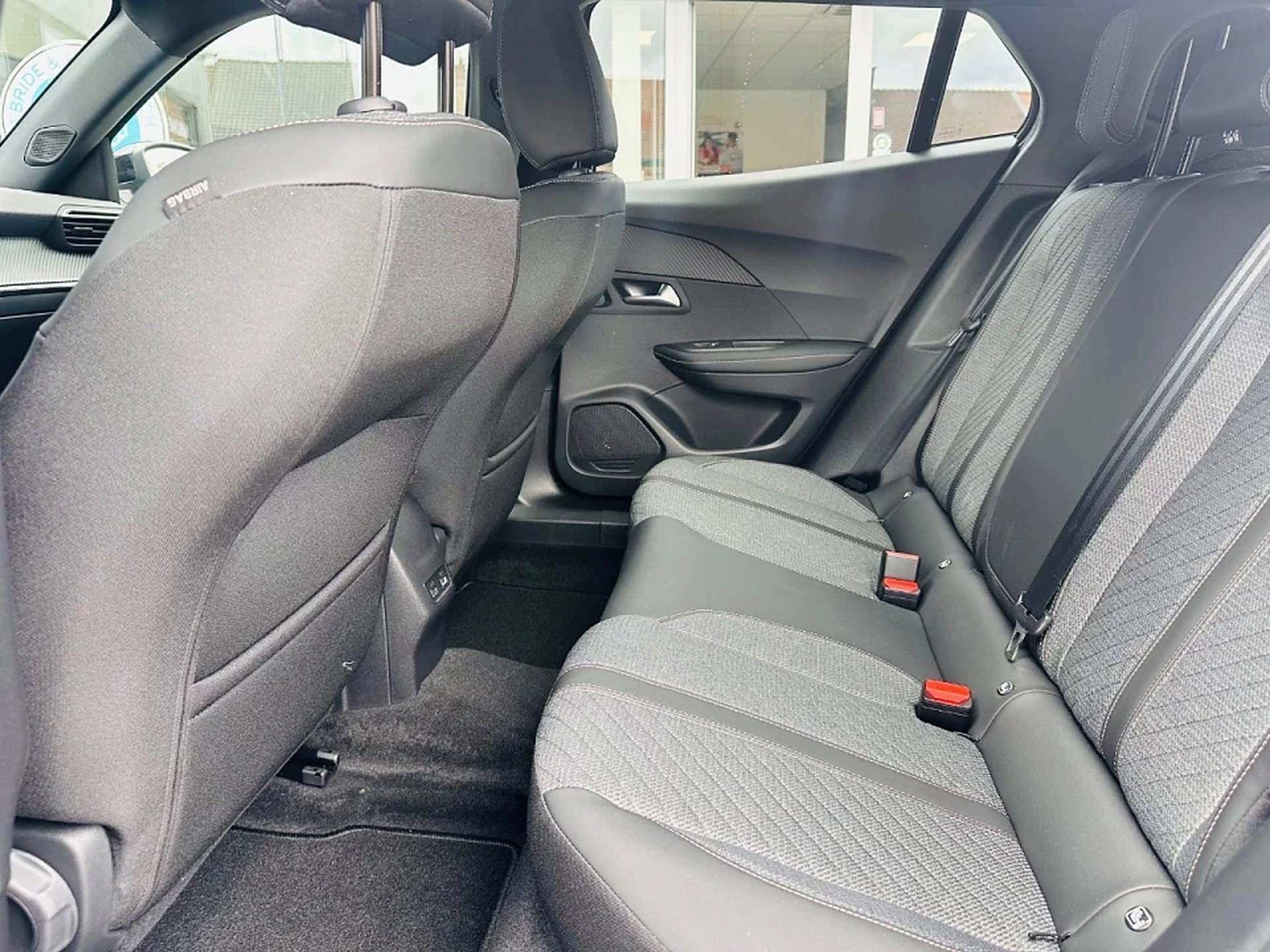 Peugeot 2008 Allure Mild Hybrid, foto 9