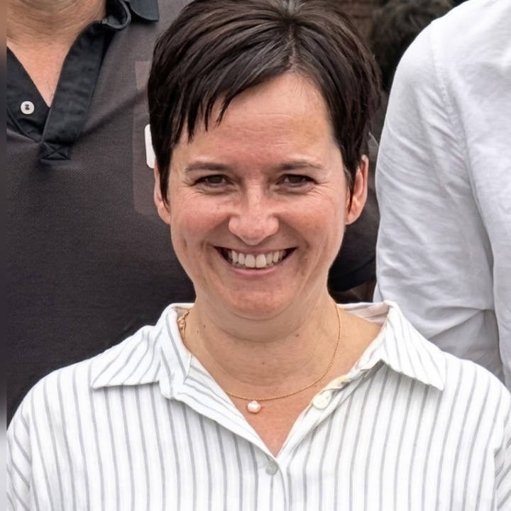 Isabel, Administratie en ontvangst bij Garage De Maeyer